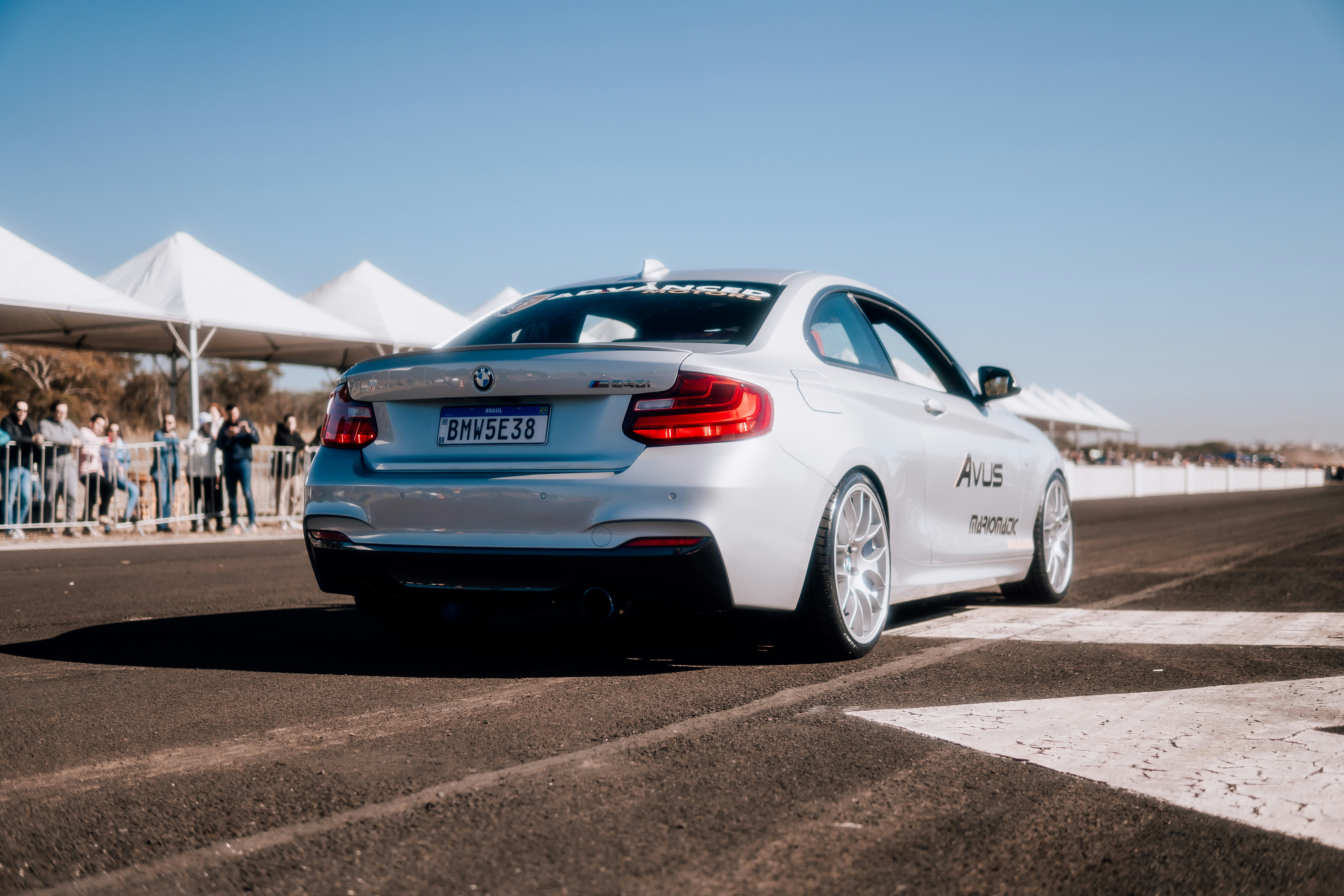 A white car driving down a race track photo – Free Brasil Image on Unsplash