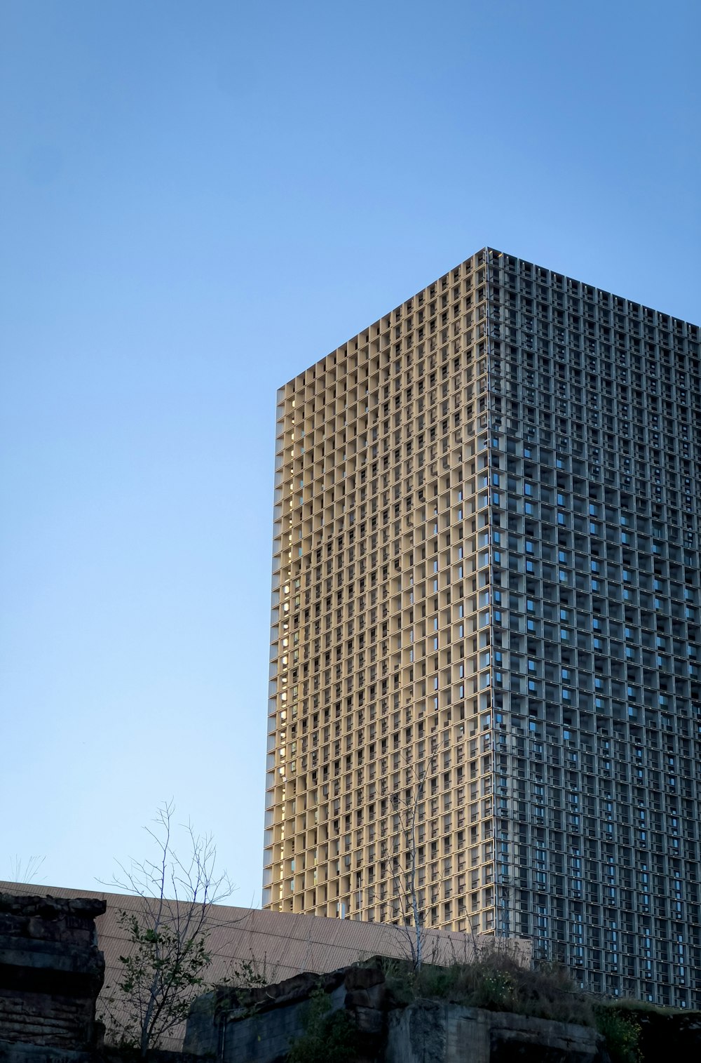 Un edificio muy alto sentado al lado de un edificio alto