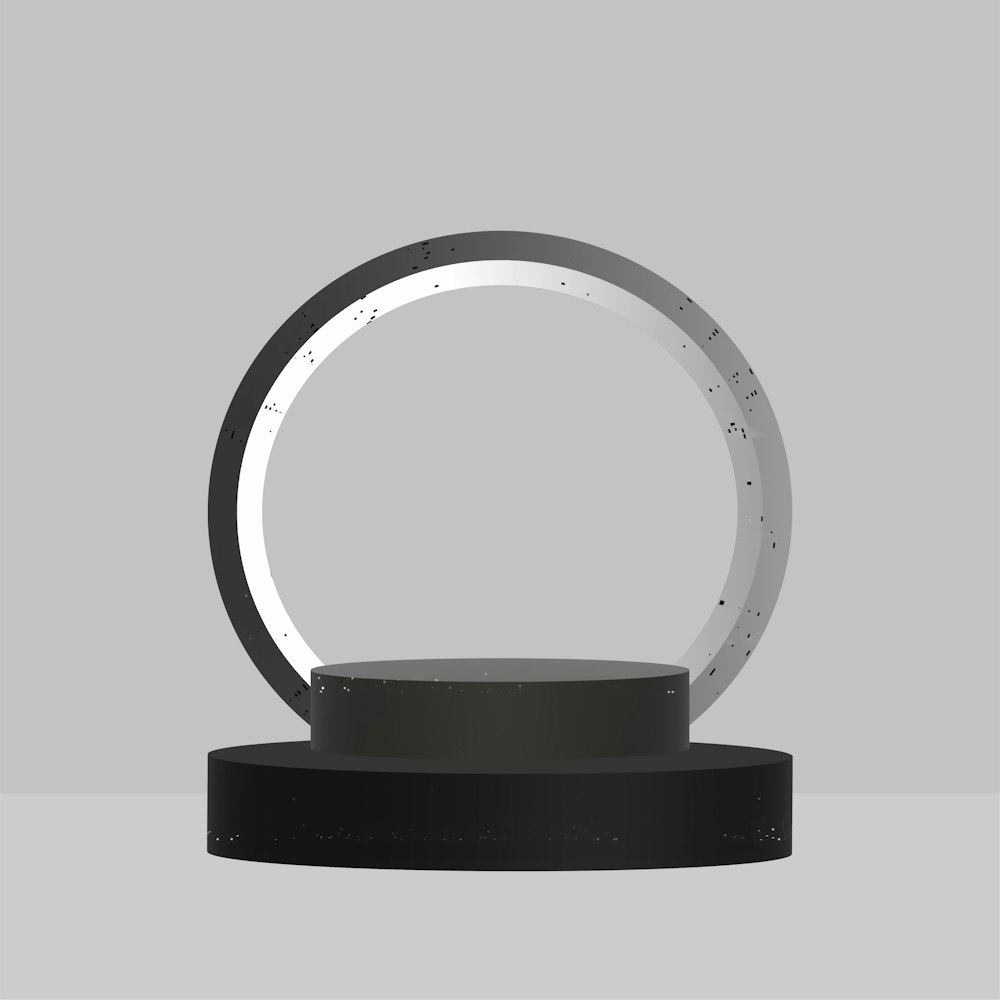 uma foto em preto e branco de um objeto circular