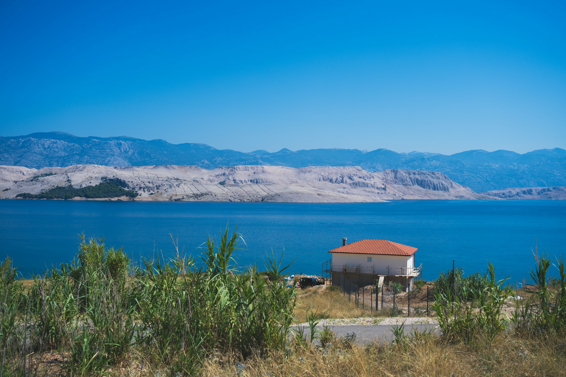 gray computer monitor