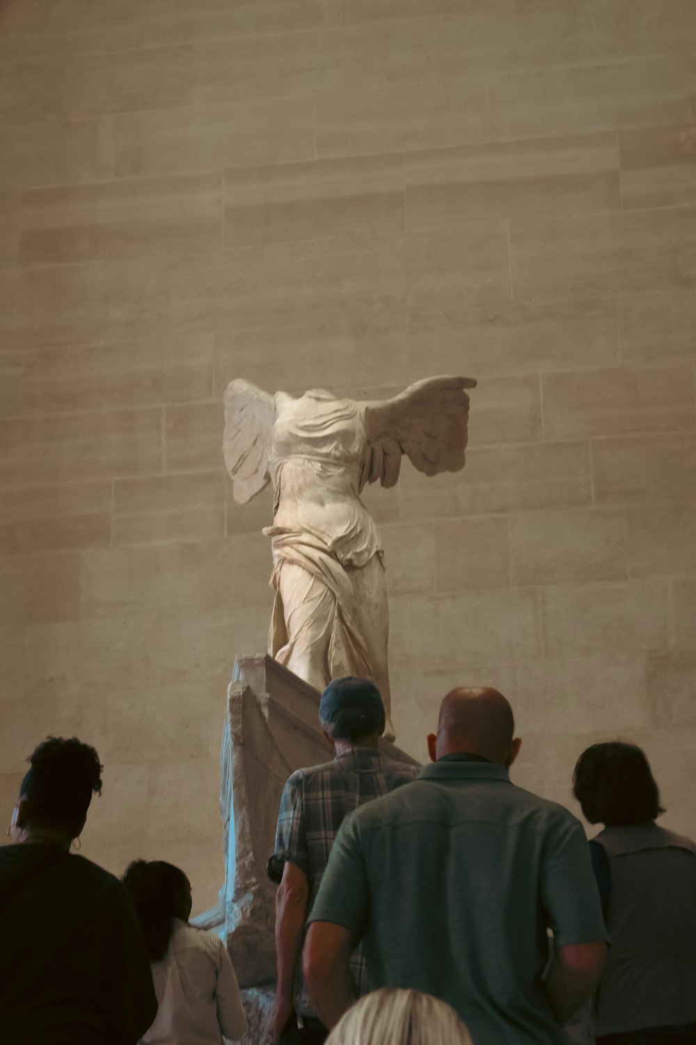 Un grupo de personas de pie alrededor de una estatua