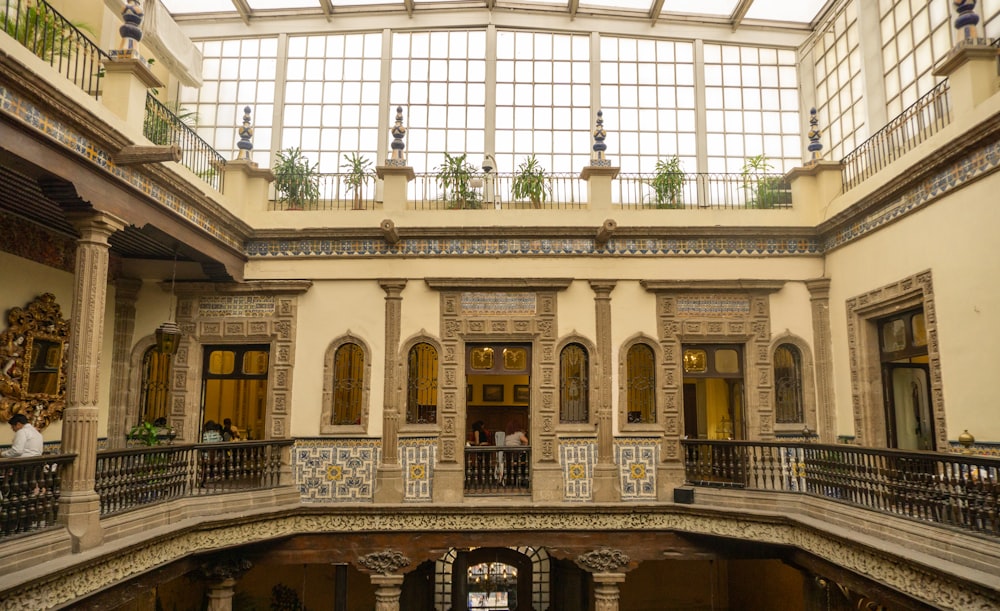 un grande edificio con molte finestre e balconi