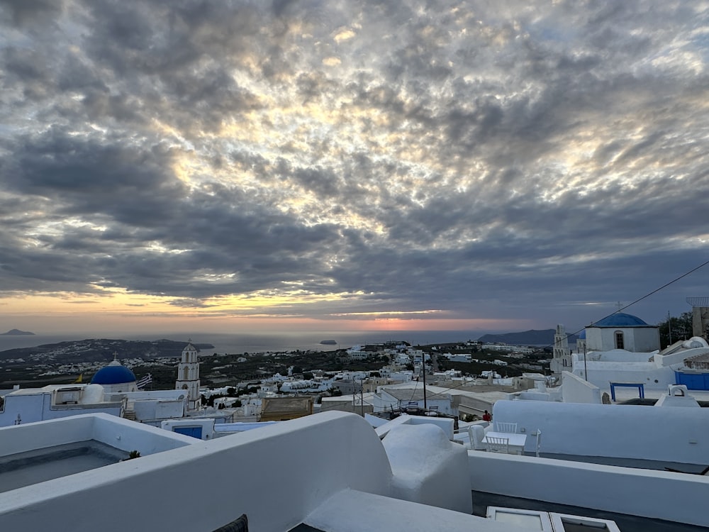 Una vista de un cielo nublado sobre una ciudad