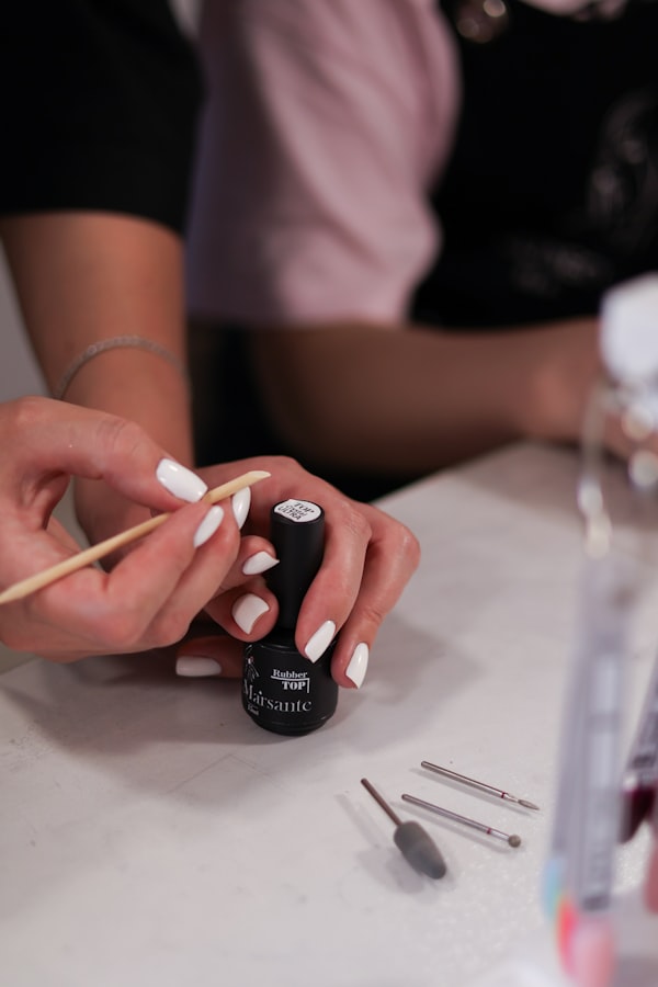 Pose de vernis "Under the cuticle"