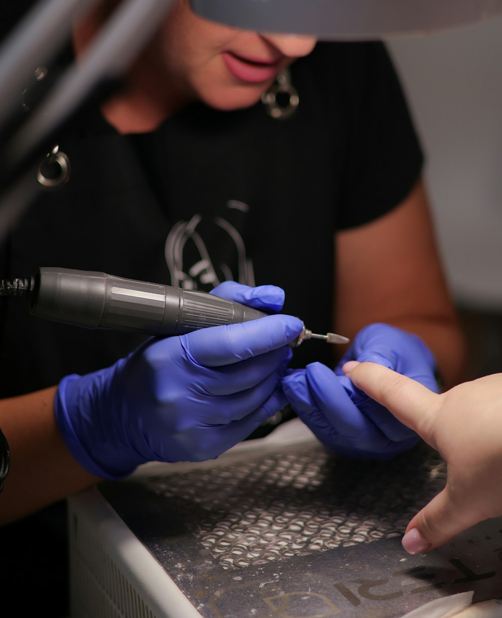 Eine Frau, die sich in einem Nagelstudio die Nägel machen lässt
