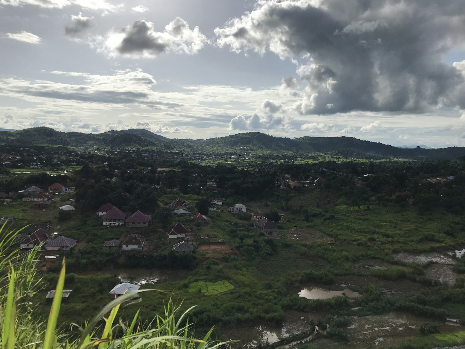 Un petit village rural situé au milieu d un champ verdoyant