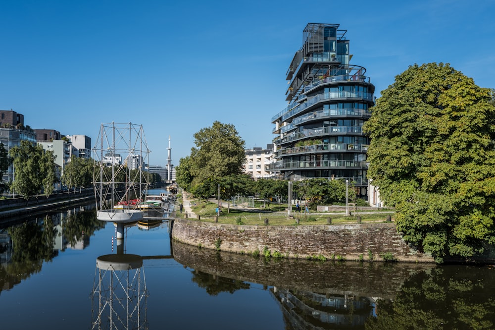 Un fiume che attraversa una città accanto a edifici alti