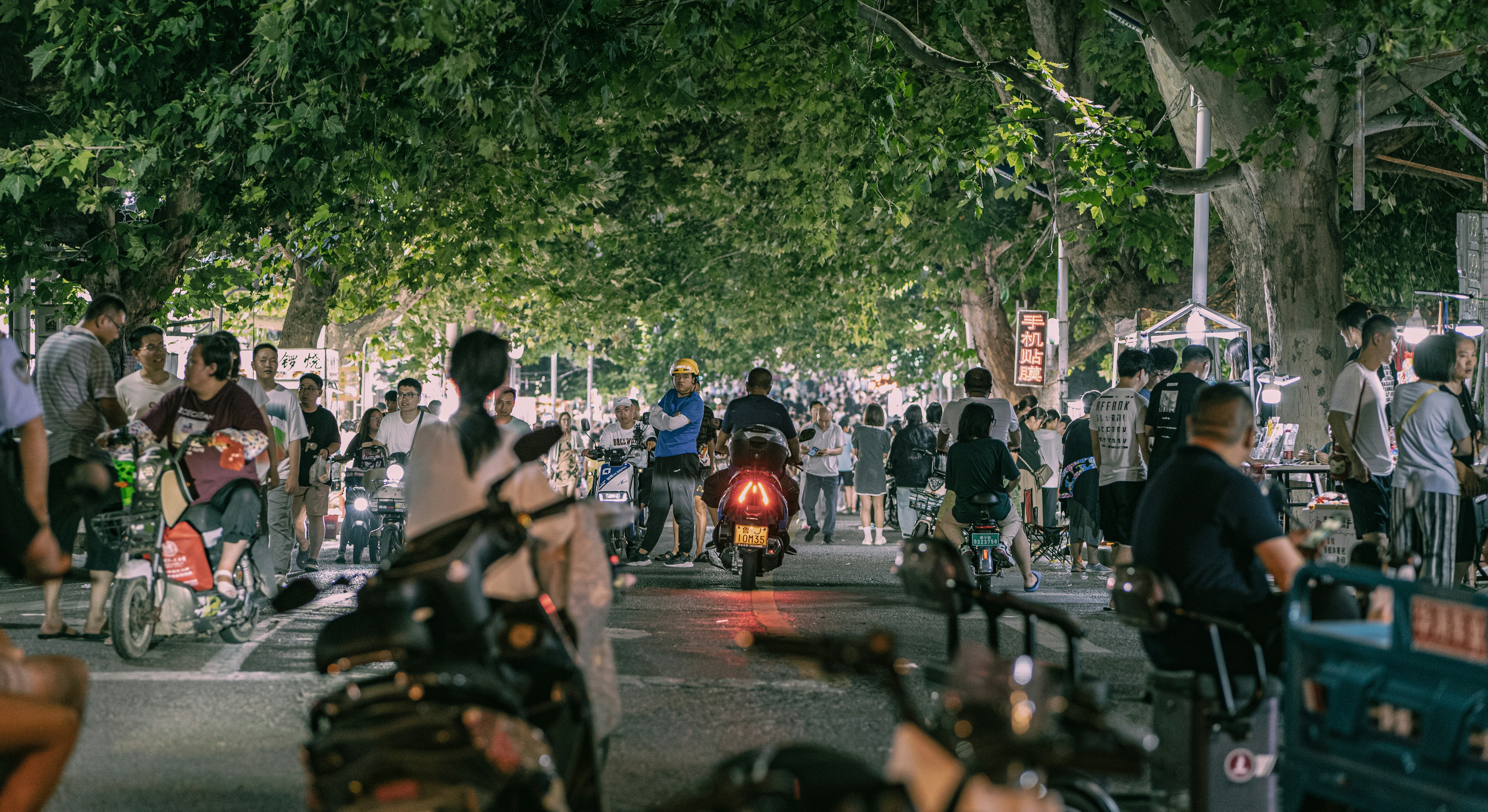 um grupo de pessoas andando de bicicleta por uma rua