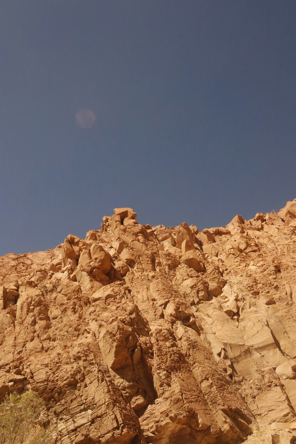 Una gran formación rocosa en el desierto bajo un cielo azul