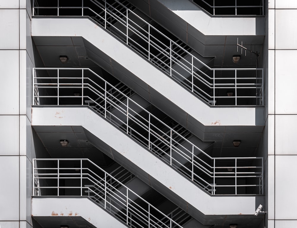 Un edificio muy alto con un montón de balcones