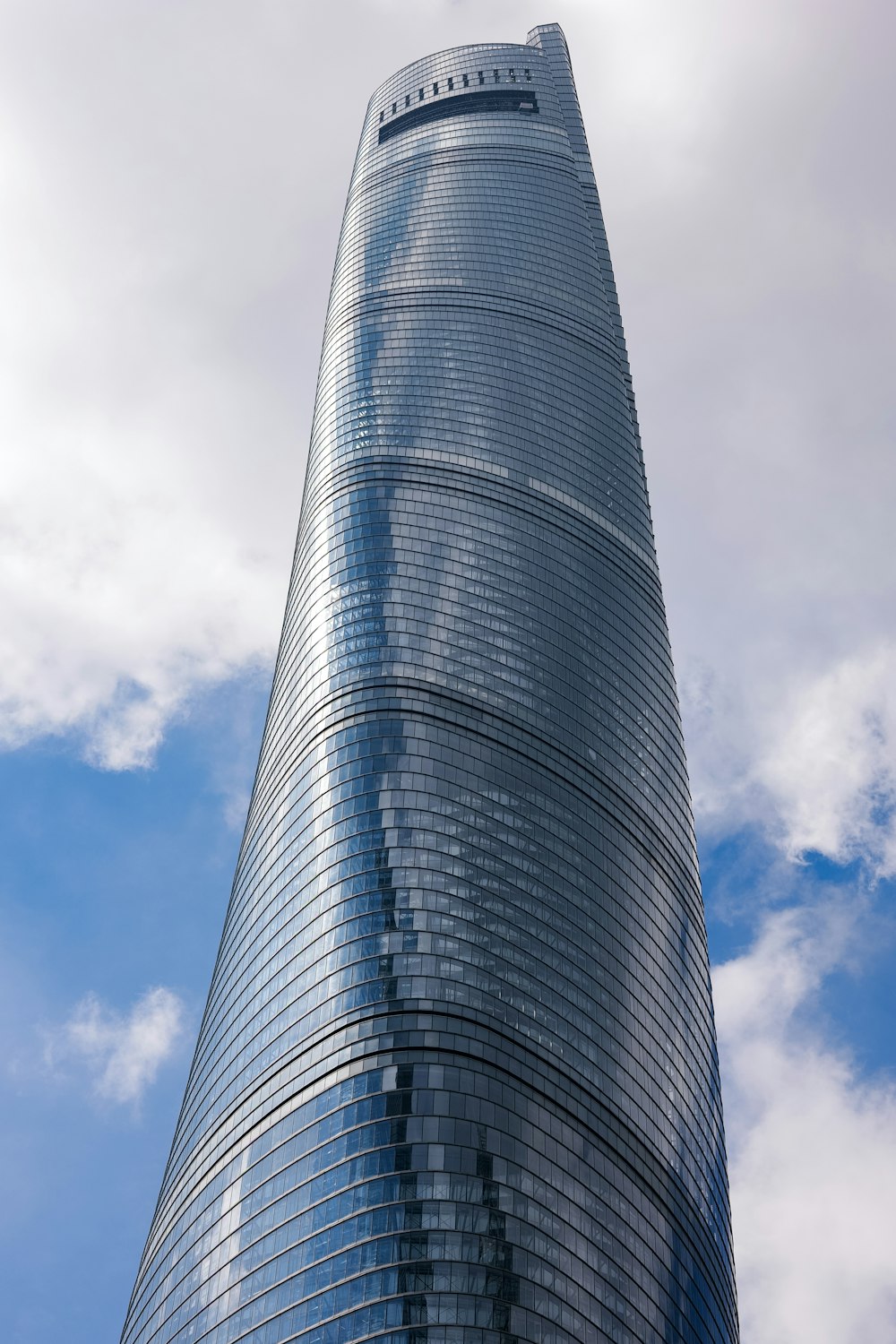 um edifício muito alto com um fundo do céu