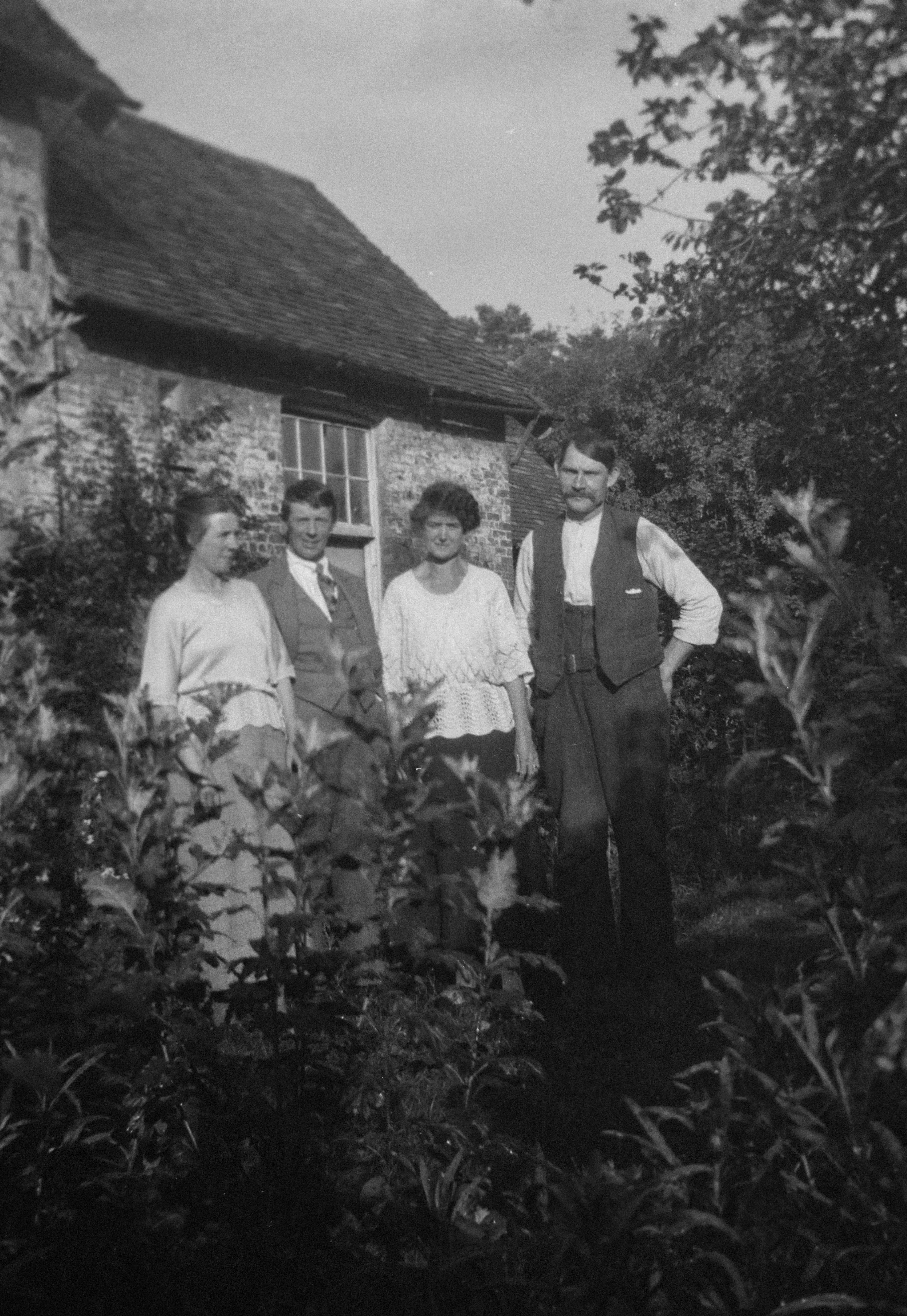Family photo of Dennis Quaid, Kimberly Buffington, Thomas Boone Quaid, and Zoe Grace Quaid