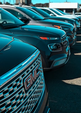 a row of cars parked next to each other in a parking lot