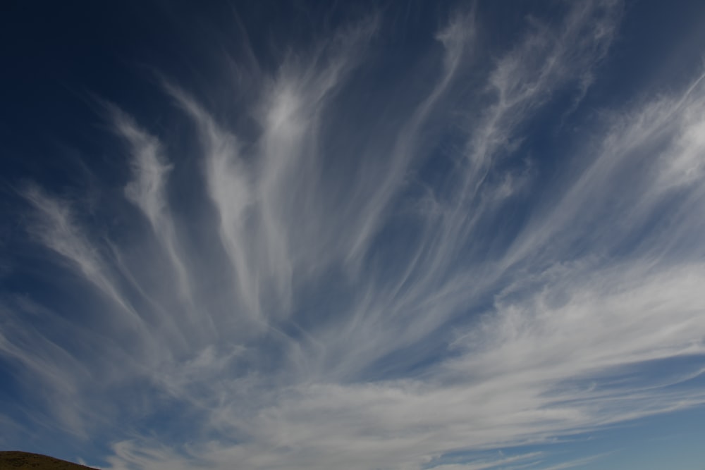 a very nice looking sky with some clouds in it