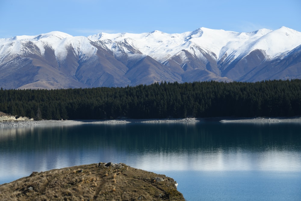 Un grande specchio d'acqua circondato da montagne