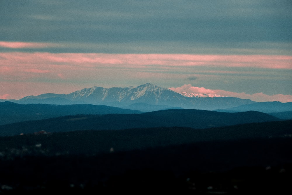 Una vista de una cadena montañosa desde la distancia