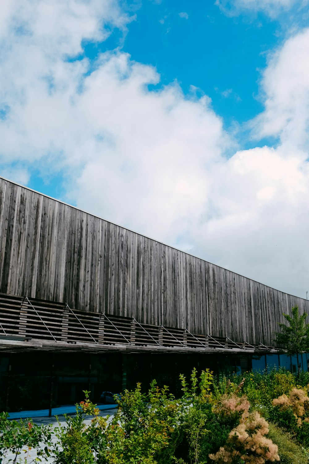 Un edificio di legno con un cielo blu sullo sfondo