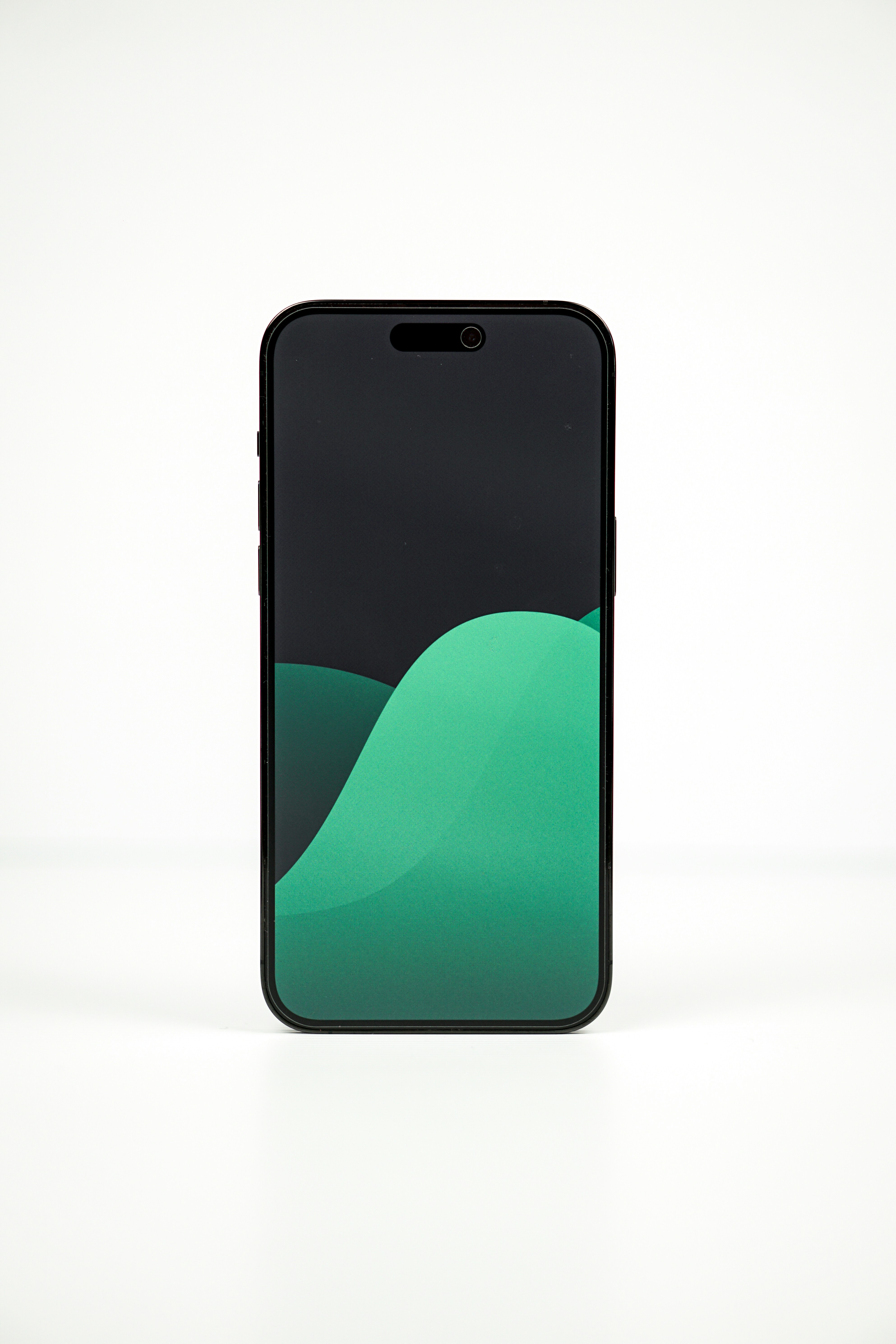 Ein schwarz-grünes Handy auf weißer Oberfläche
