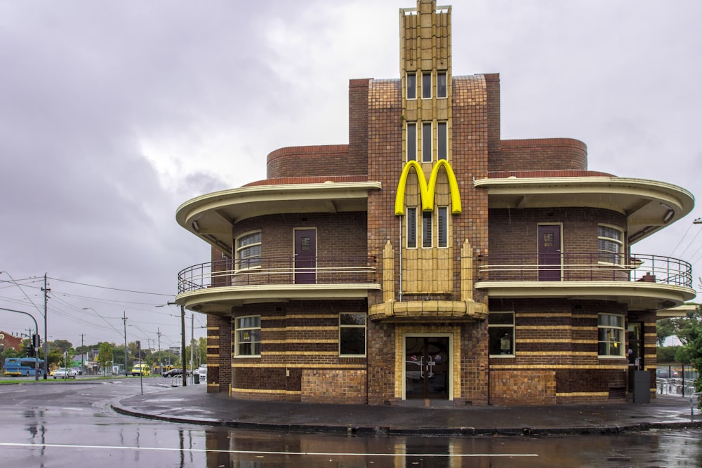 Un edificio con una torre del reloj y un letrero de McDonald's