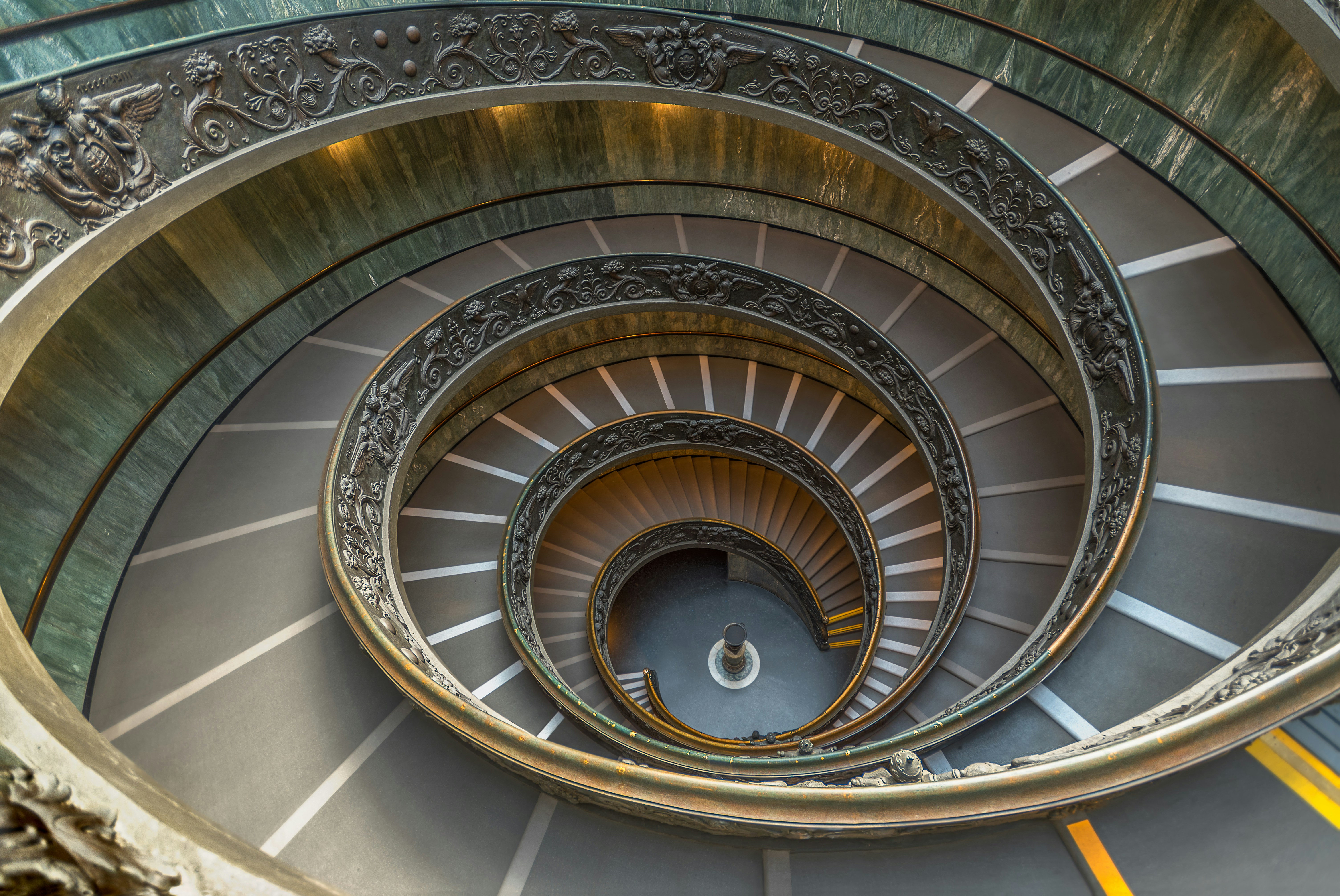 頂上からの螺旋階段の眺め