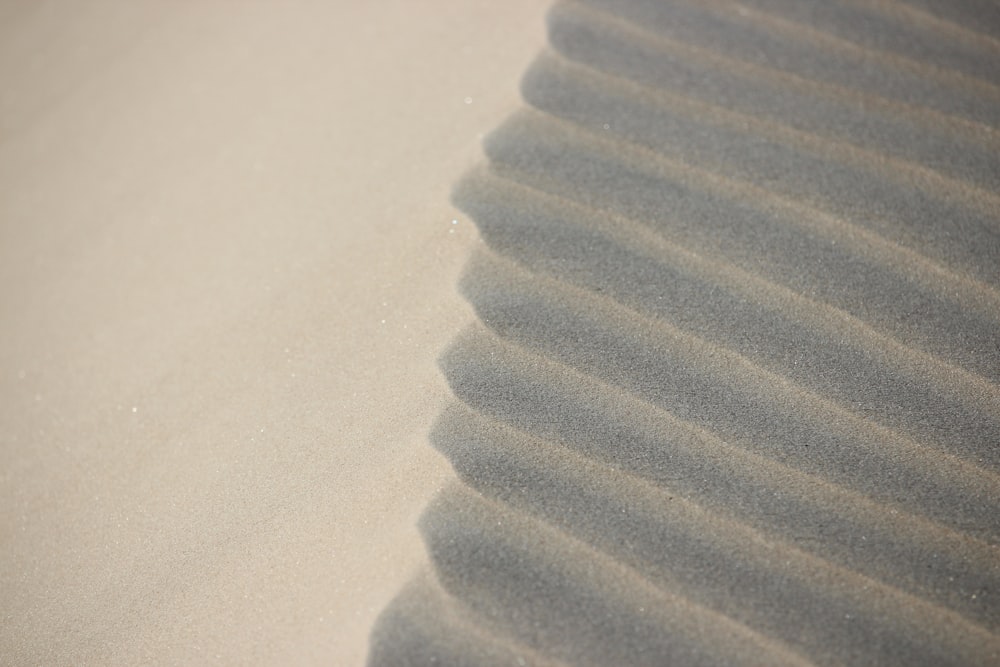 Un primo piano di una duna di sabbia nel deserto