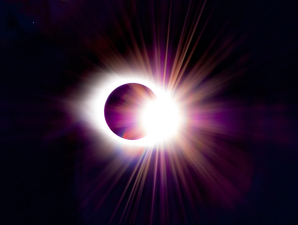 Un'eclissi solare è vista nel cielo scuro