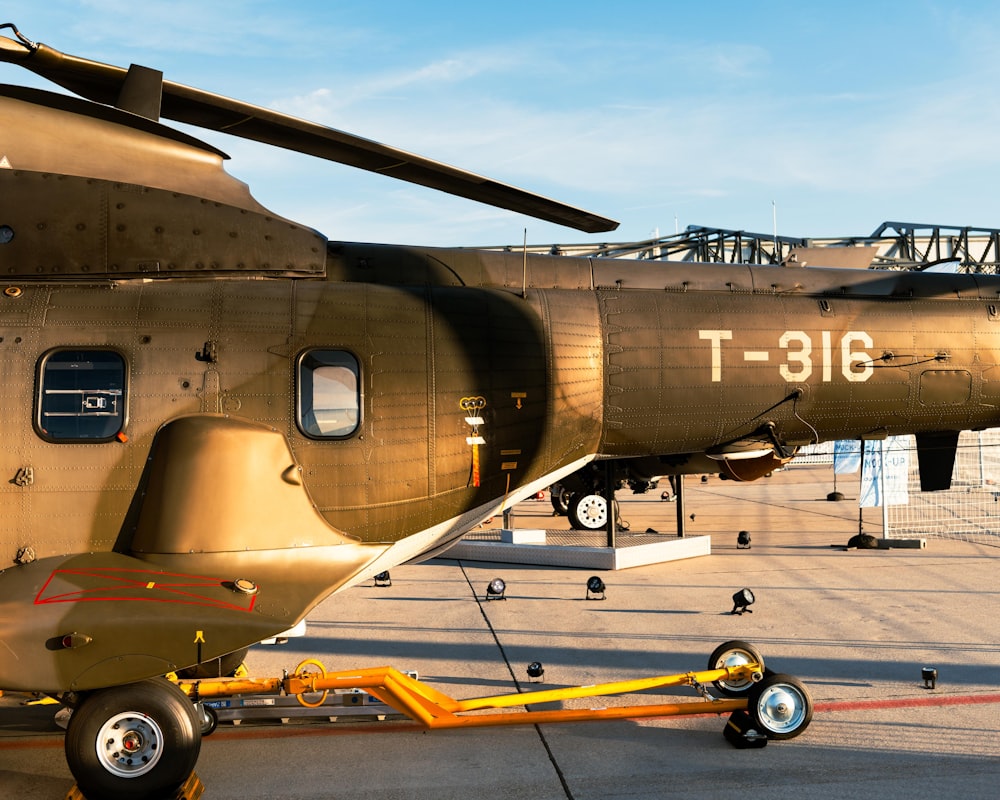 um grande helicóptero militar estacionado em uma pista