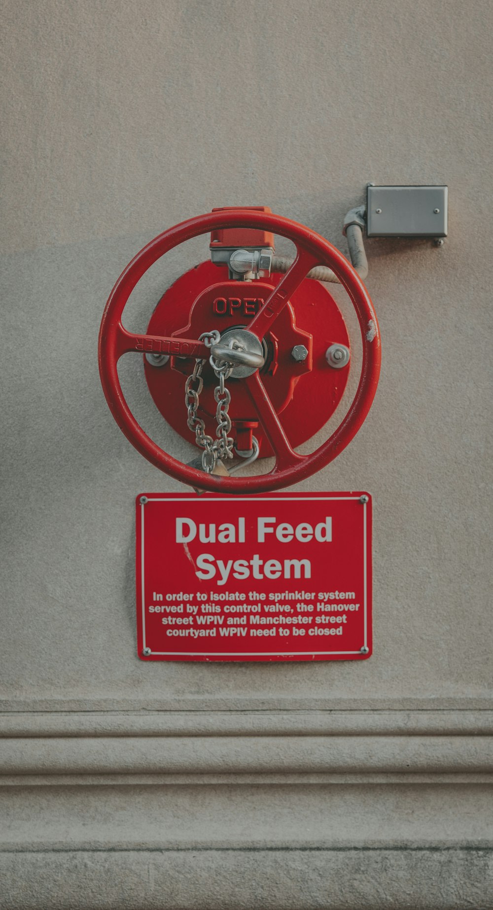 a sign on the side of a building that says dual food system