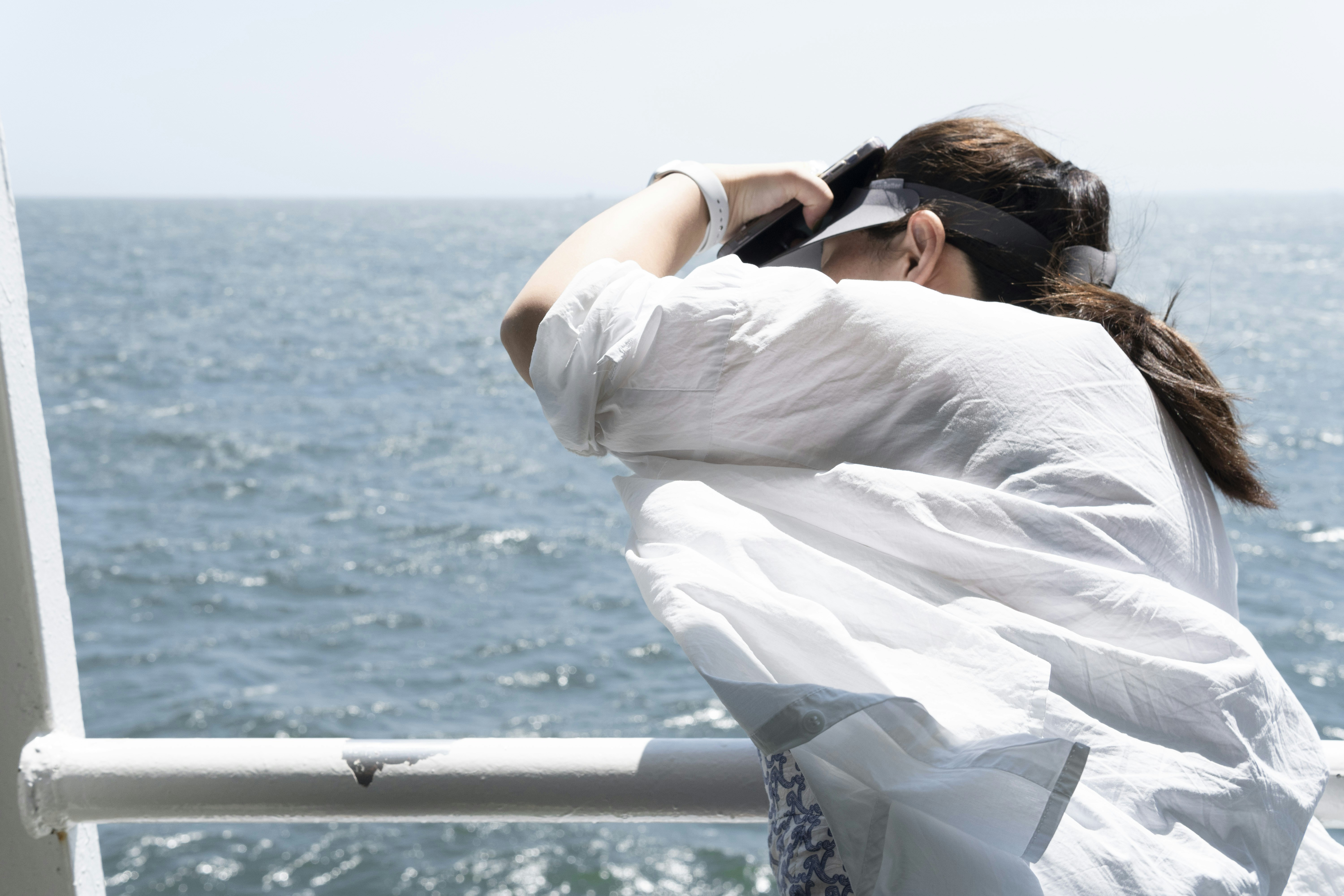 Una mujer mirando hacia el océano desde un bote