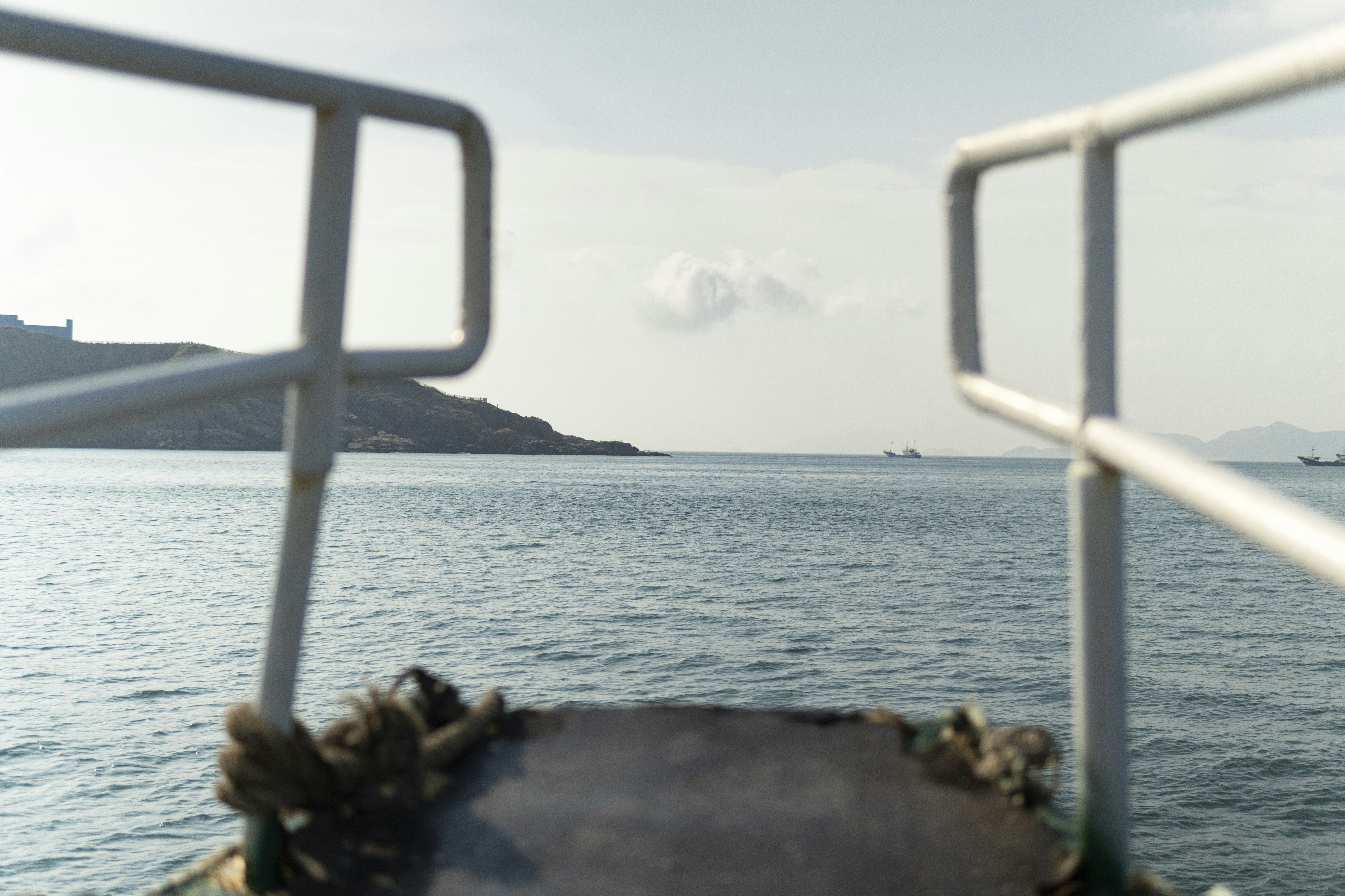 Una vista de un cuerpo de agua desde un barco
