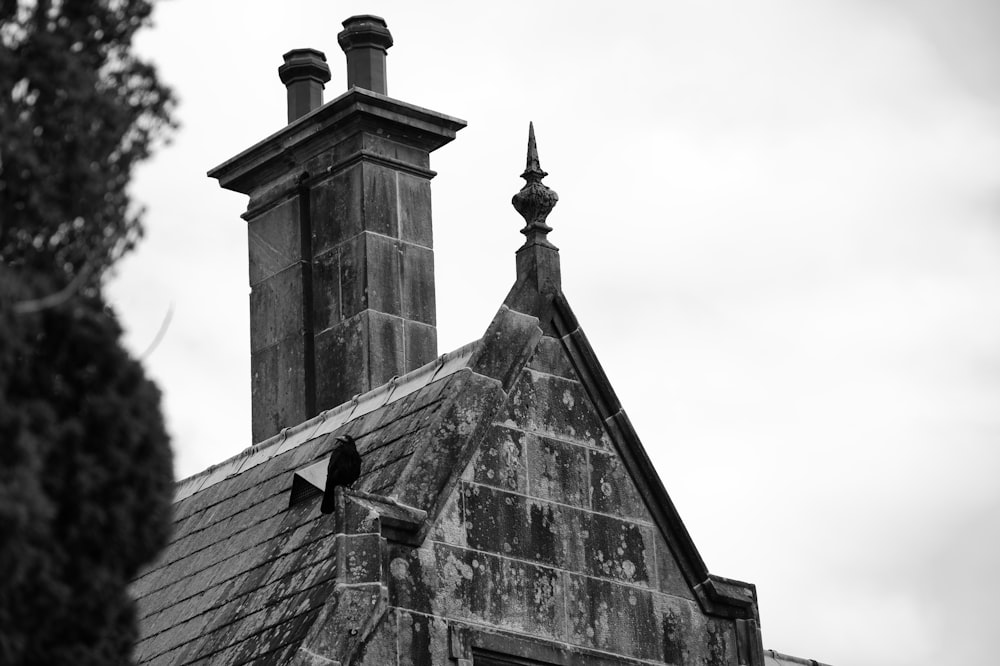 Une photo en noir et blanc d’un vieux bâtiment