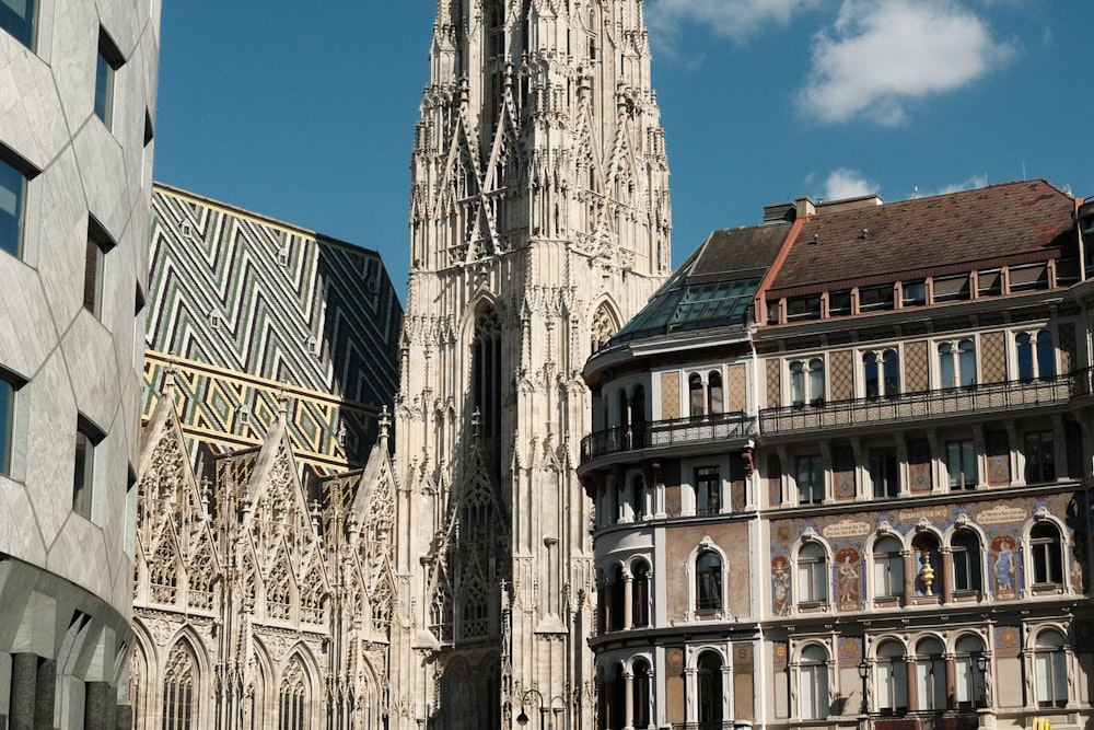 Una grande cattedrale che domina una città piena di edifici alti