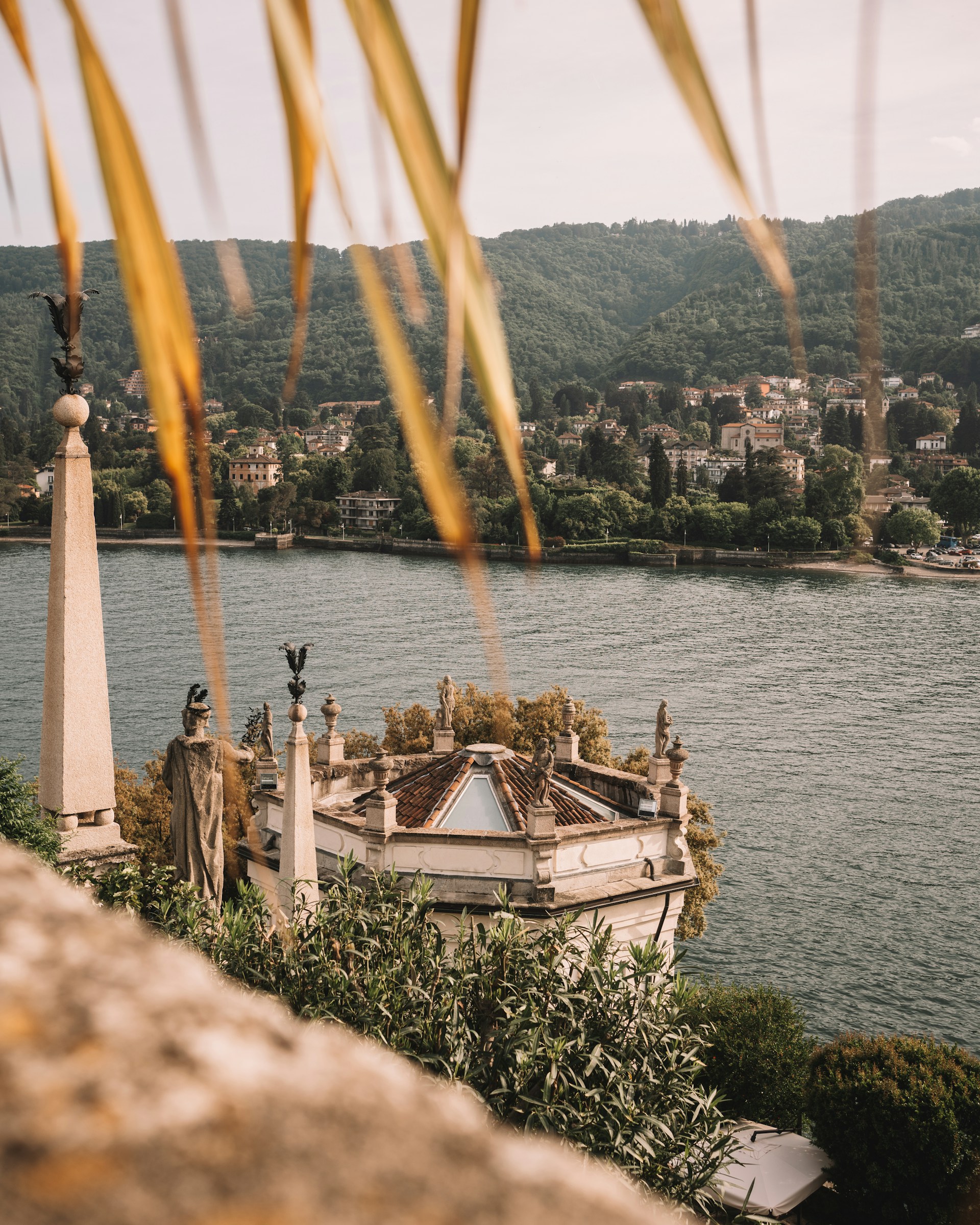 gray computer monitor