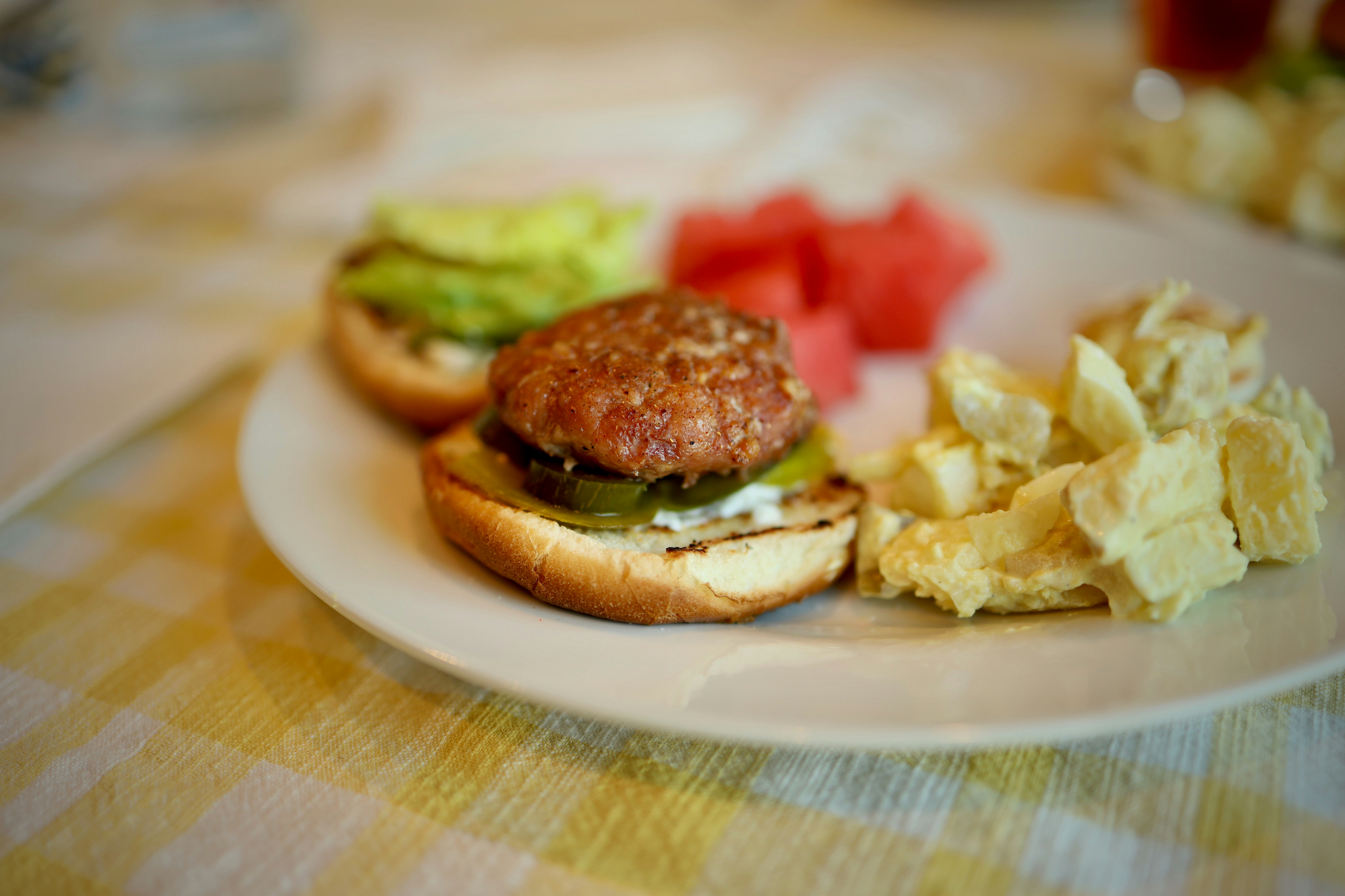 une assiette avec un hamburger et des frites dessus