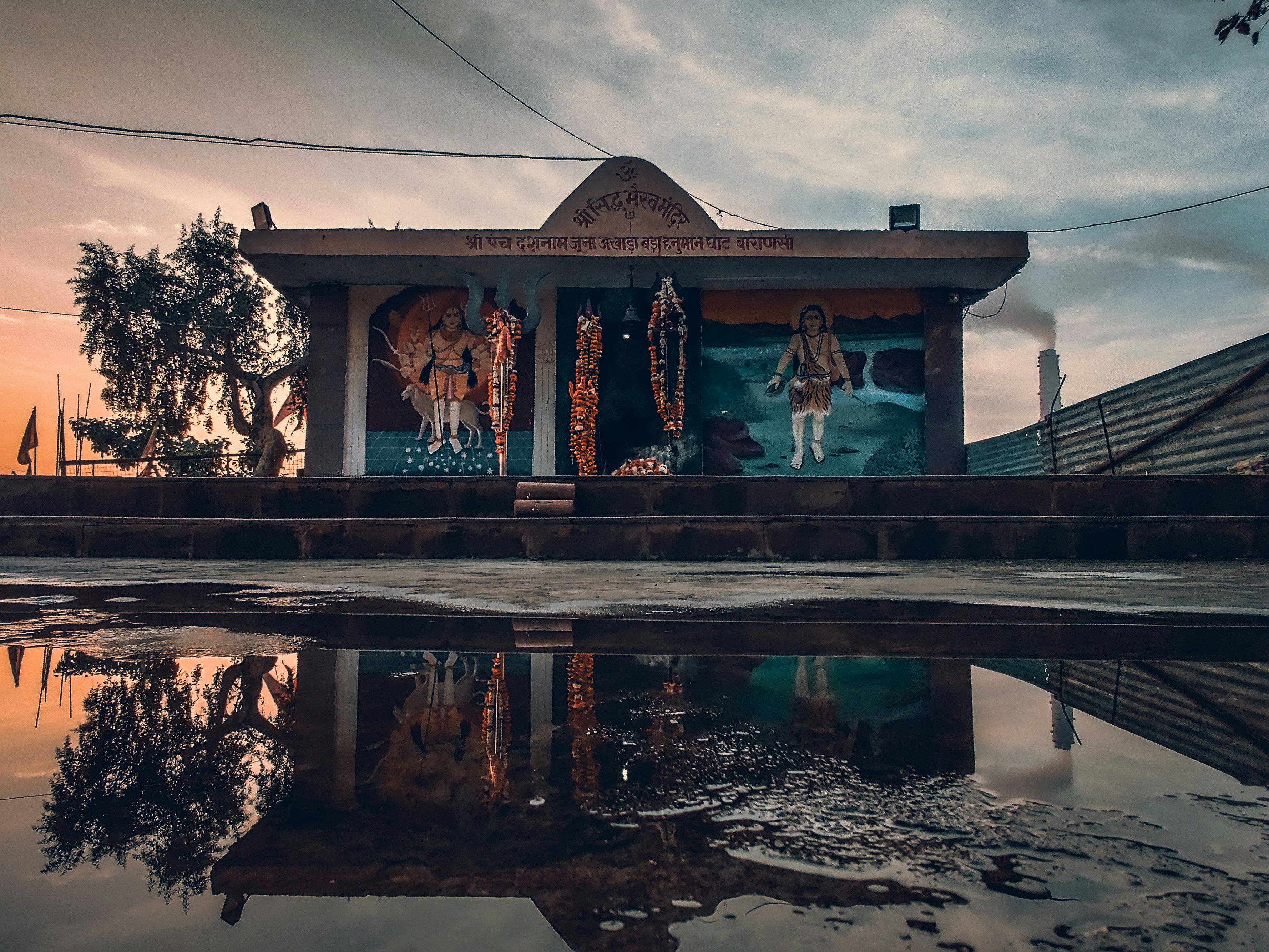 पानी में परावर्तित इमारत