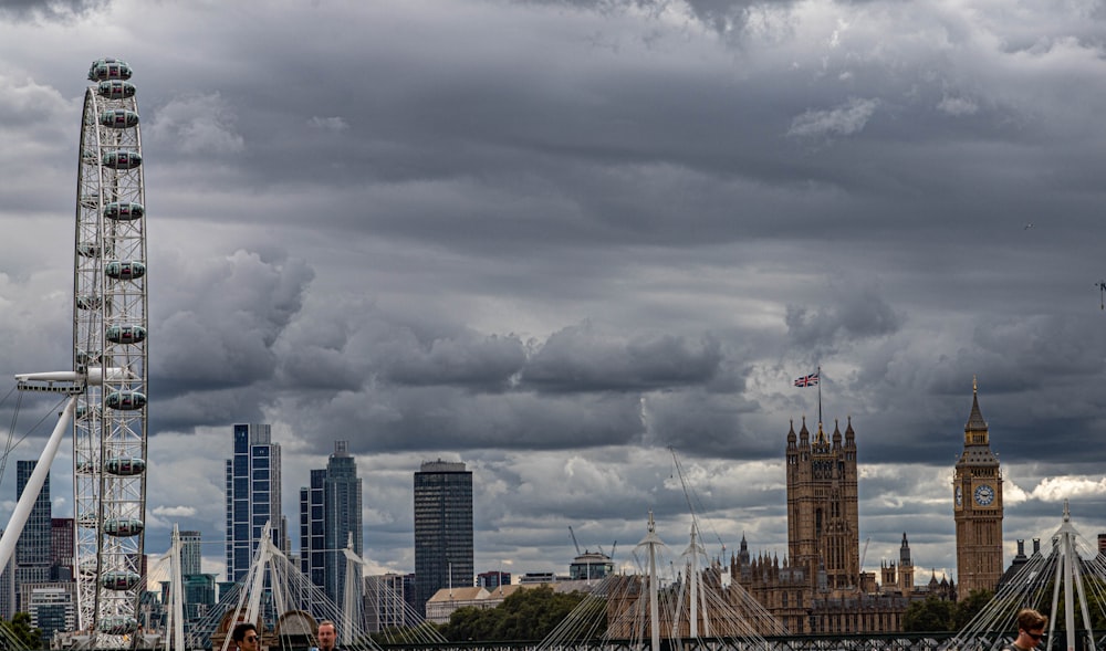 Una vista del horizonte de Londres con una noria en primer plano