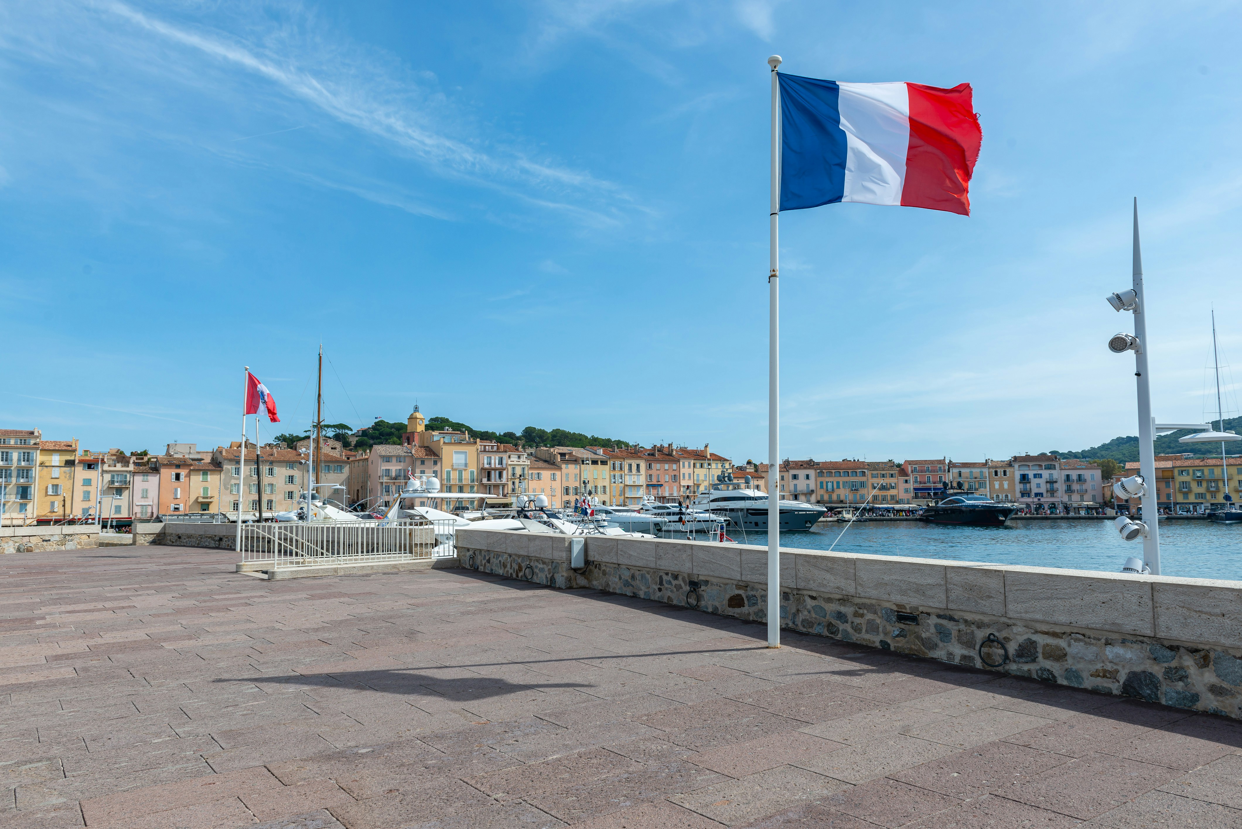 un drapeau sur un poteau à côté d’un plan d’eau