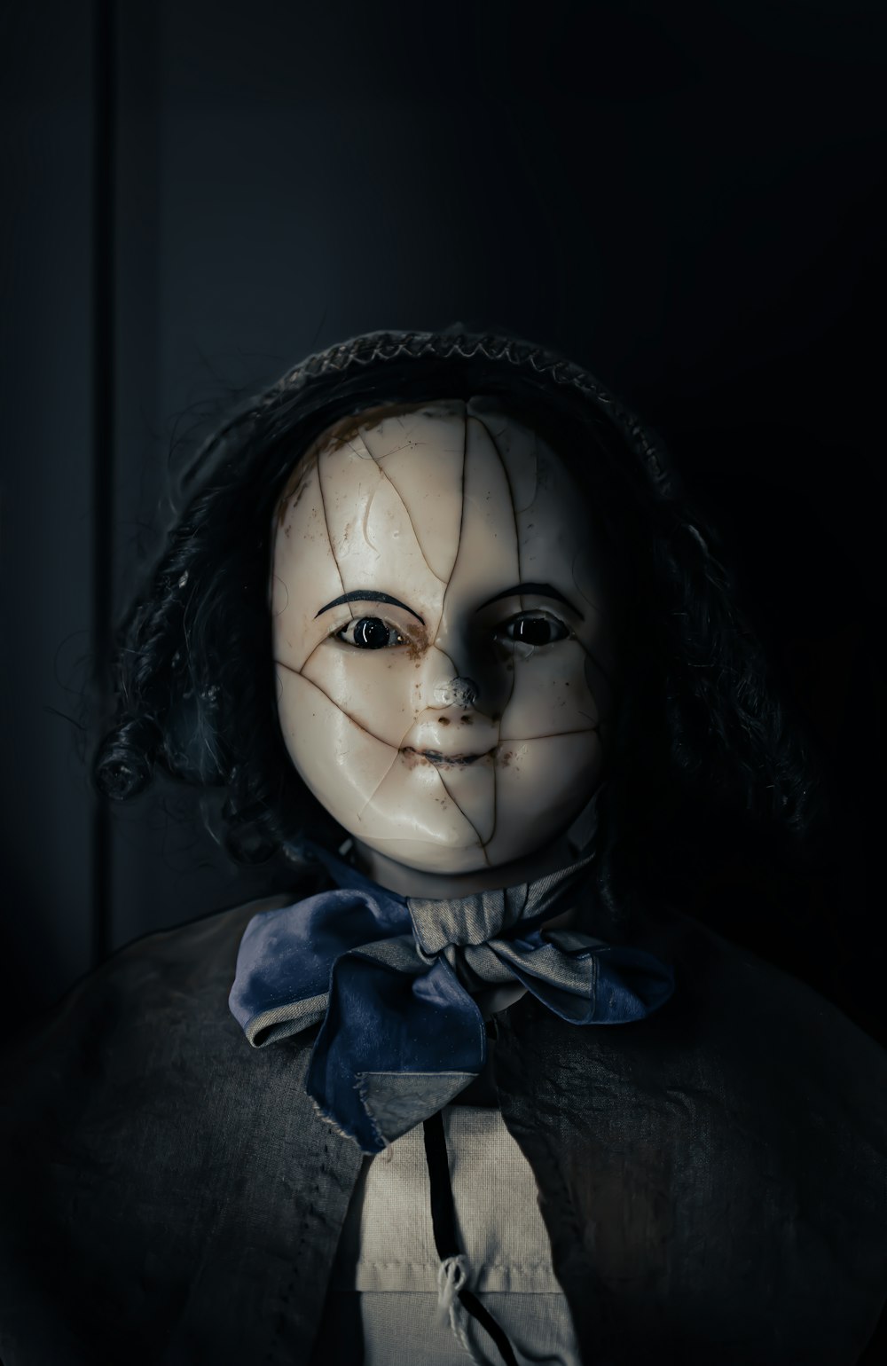 Une poupée effrayante avec un regard effrayant sur son visage