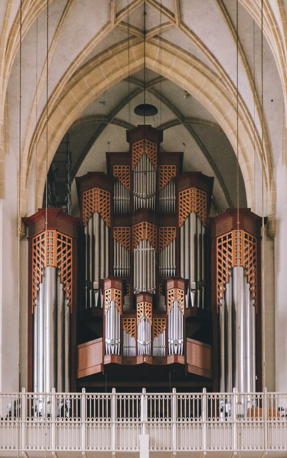 Un grande organo a canne in un grande edificio