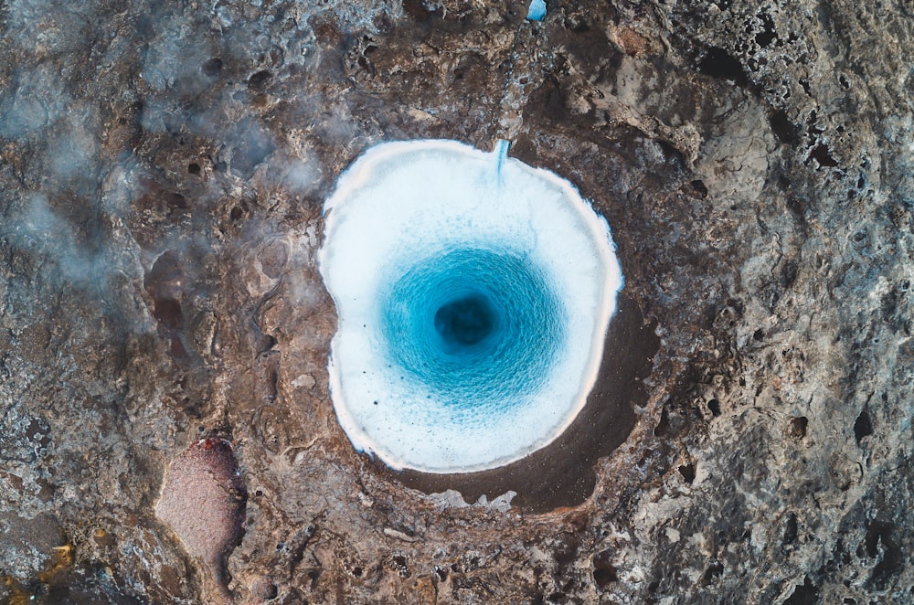 uma vista aérea de um buraco azul no chão