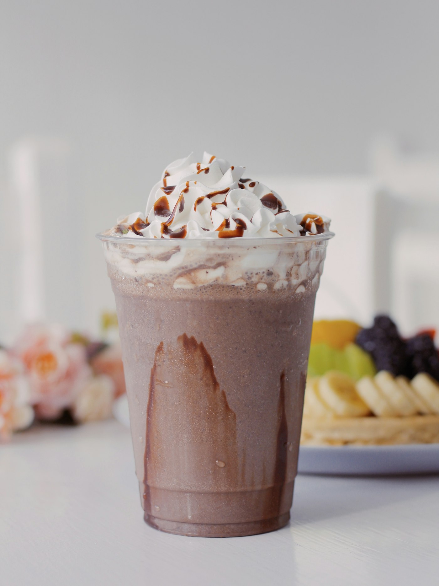 ホイップクリームがのったチョコレートミルクシェイク