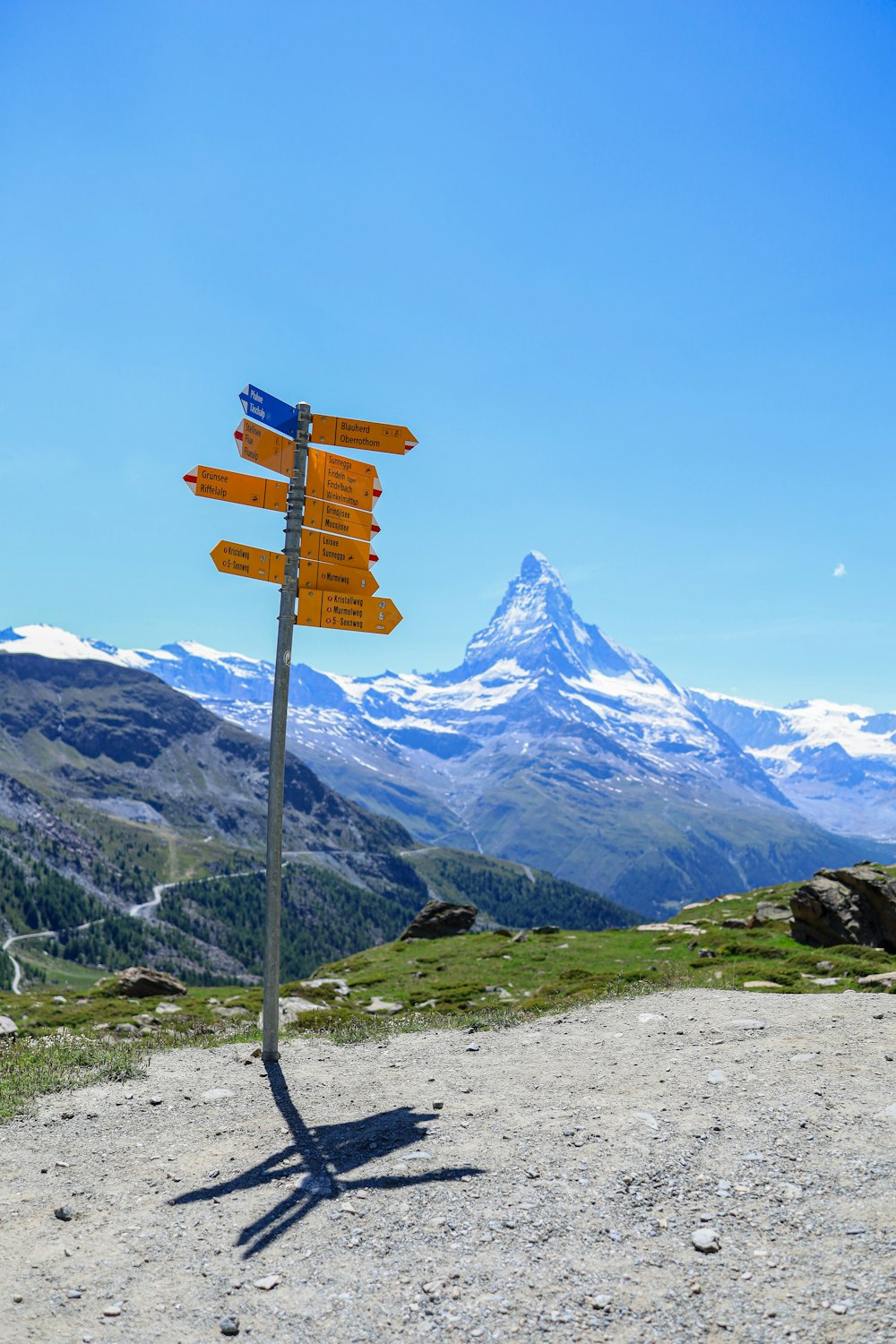 Un poste de señalización con una montaña al fondo