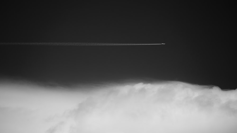 Un avión vuela en el cielo por encima de las nubes