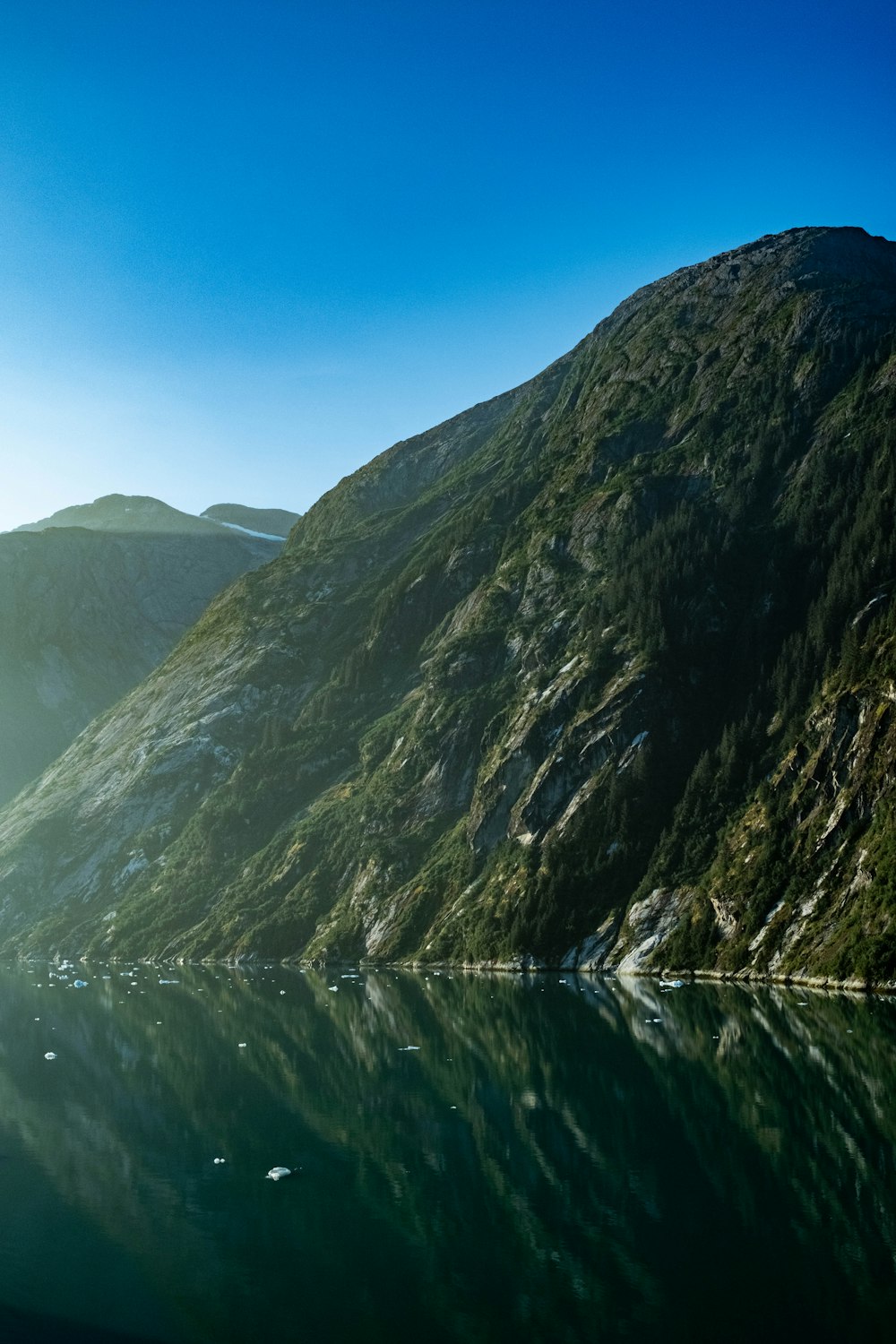 una montagna con uno specchio d'acqua di fronte