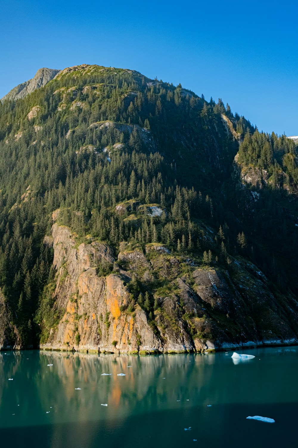 una vista di una montagna con un lago di fronte