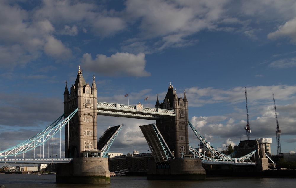 un grande ponte che attraversa uno specchio d'acqua