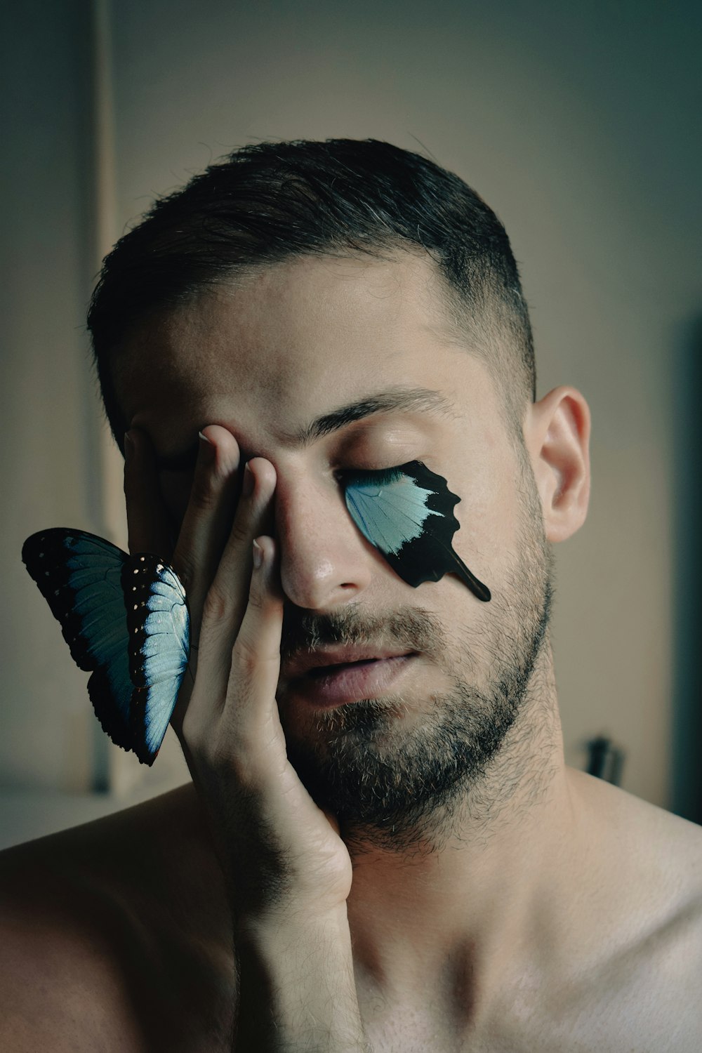 Un hombre con una mariposa pintada en la cara