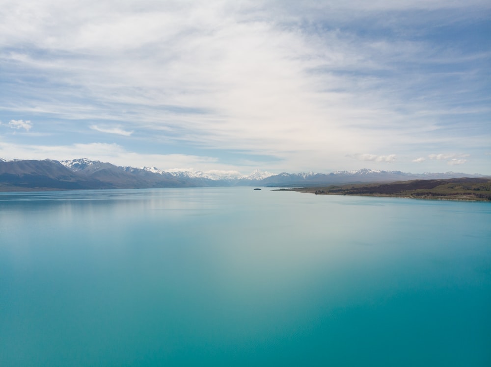 un grand plan d’eau entouré de montagnes