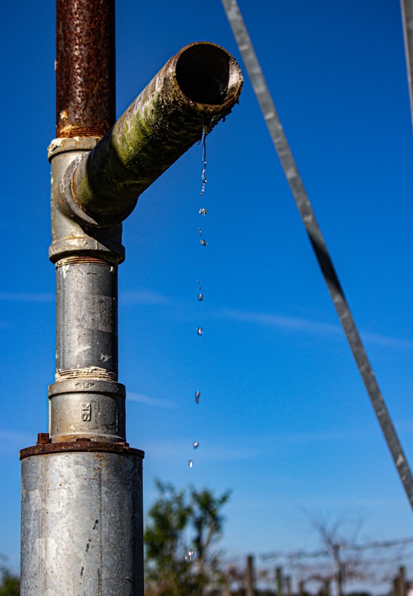 Metalen leiding met waterstroom