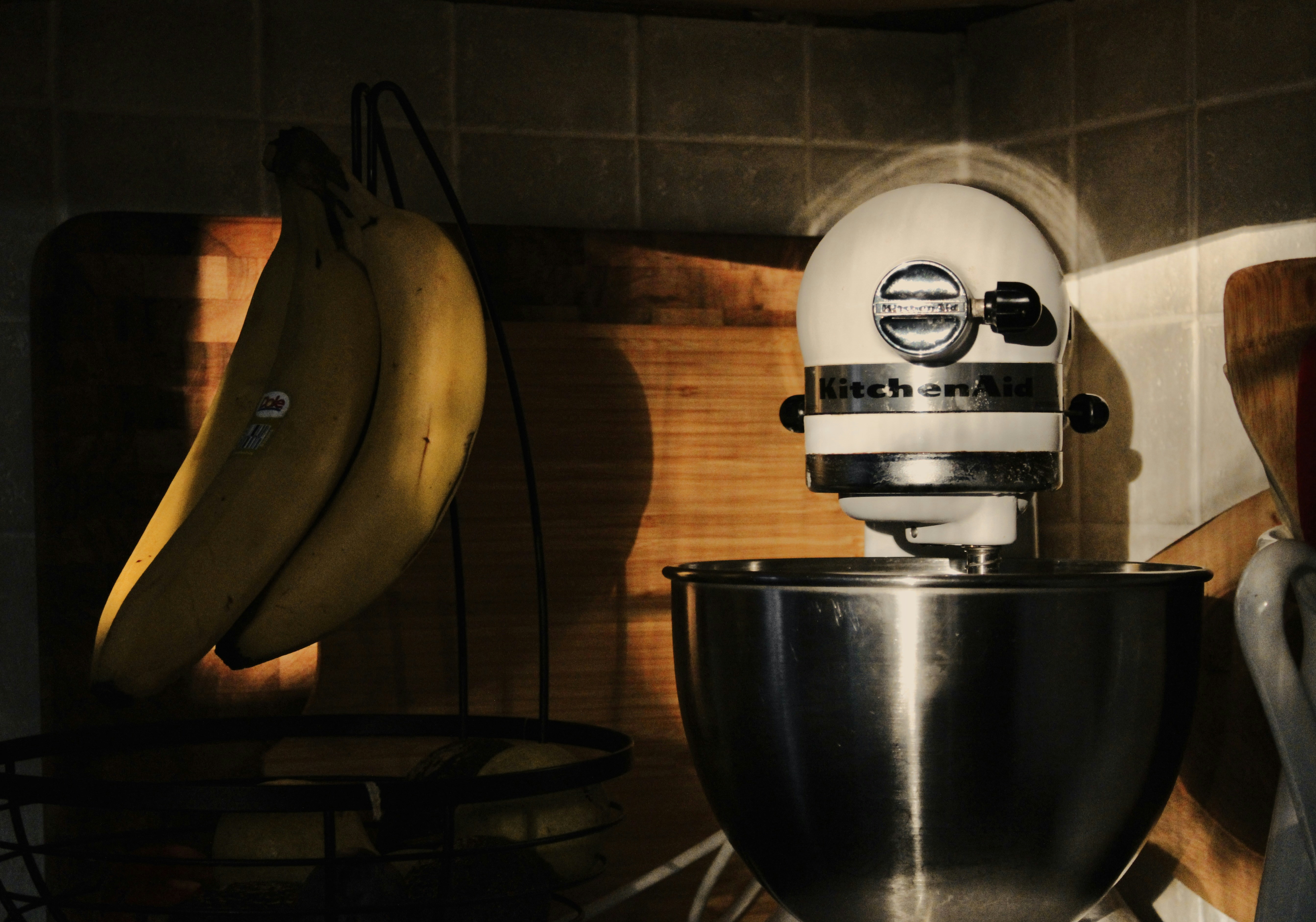 מיקסר על משטח עבודה במטבח